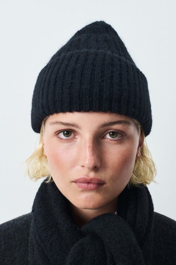 East Beanie Black
